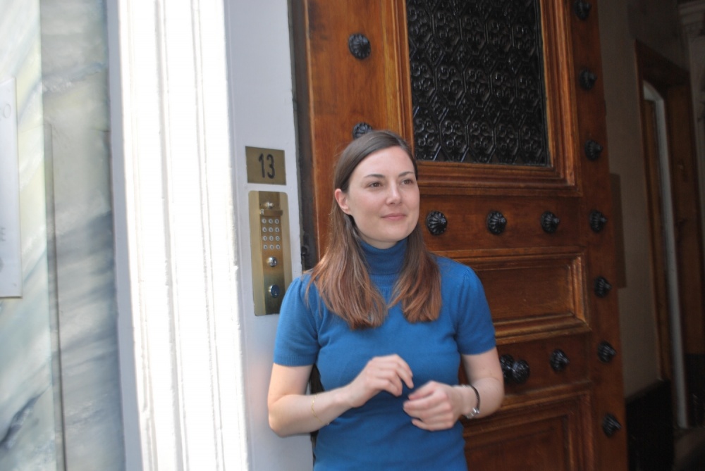 Marie Frisson, le 20 mai 2010, devant la porte de L’Alphée, la maison d’édition et revue de Michel Orcel, au numéro 13 de la rue de Trévise (Paris, 9e), où Pierre-Alain Tâche, dans les années quatre-vingt, a publié Poésie est son nom.
