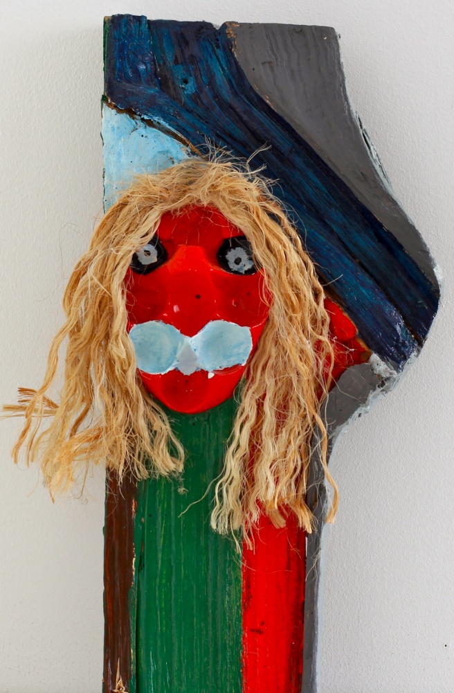 Masque fabriqué par le troubadour bernois Markus Traber (1946-2010), Masque, 2005, Bois peint (brut sur branche, avec tasses en plastique et ficelle), 33 X 17 cm. © Coll. particulière