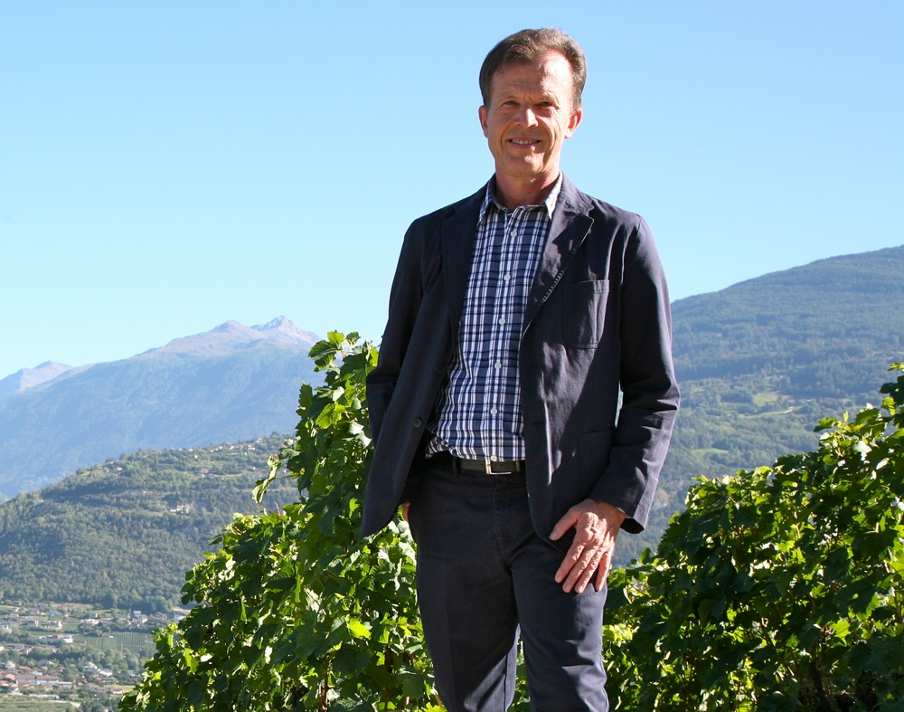 Pierre-François Mettan, le 27 août 2012, sur la rive droite du Rhône, avec à l’arrière-plan, au fond à gauche, l’ouverture sur le Val d’Hérens, «l'autre vallée», celle d'où vient Théoda...