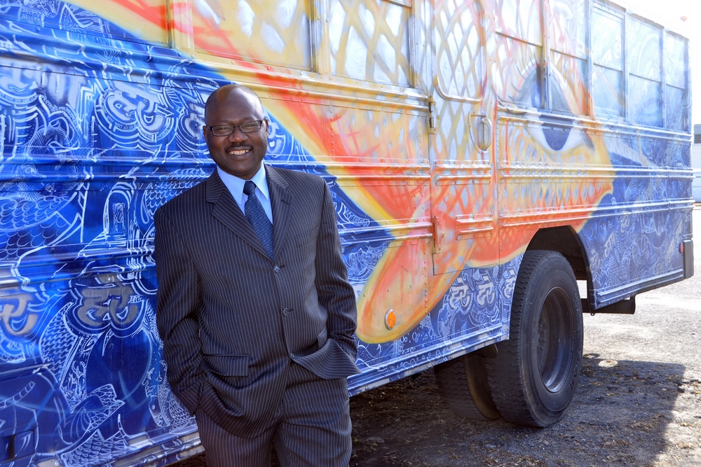 Jean Ouédraogo, le 1er décembre 2011, à Plattsburgh, devant le bus de Lucid, un groupe de musique fusion.