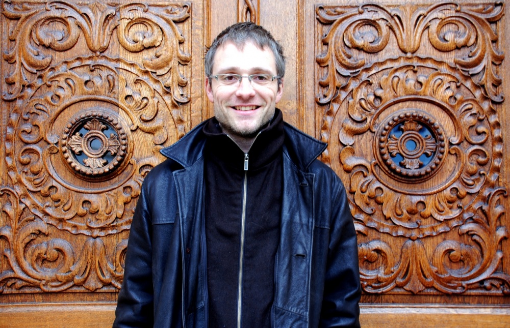 Arnaud Buchs davanti alle porte dell'Hôtel-Dieu, a Porrentruy, uno dei più begli ospedali in stile barocco tardo della Svizzera, oggi restaurato e trasformato in museo.