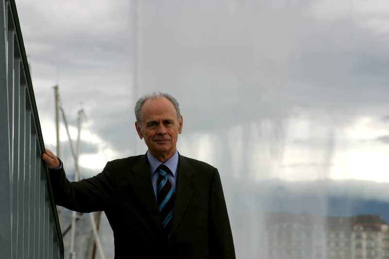 Jacques-Simon Eggly devant le jet d’eau de Genève, à la fois ville mondiale et république helvétique, où il aura construit toute sa carrière politique et journalistique.