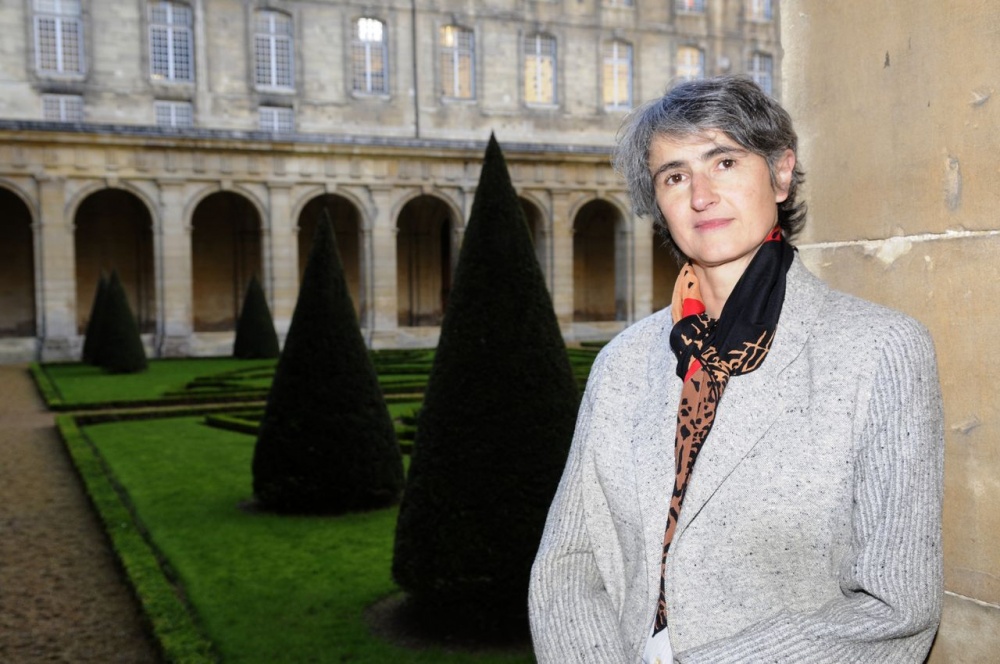 Laure Himy-Piéri, il 19 novembre 2008, nel chiostro dell'Abbaye aux Hommes, fondata da Guglielmo il Conquistatore, oggi municipio della città di Caen.