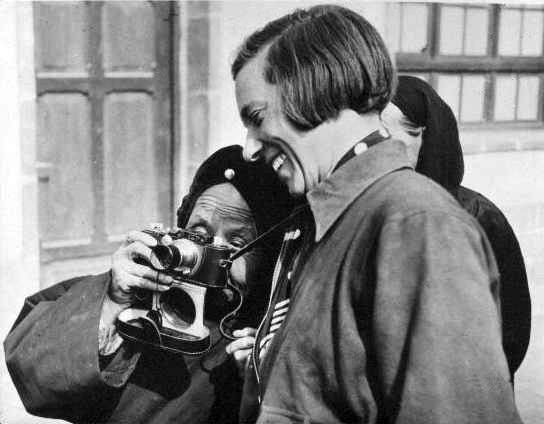 Une nonne de Lanchow (Province du Gansu, Chine) examine, fascinée, un appareil Leica, sous le regard amusé d'Ella Maillart.