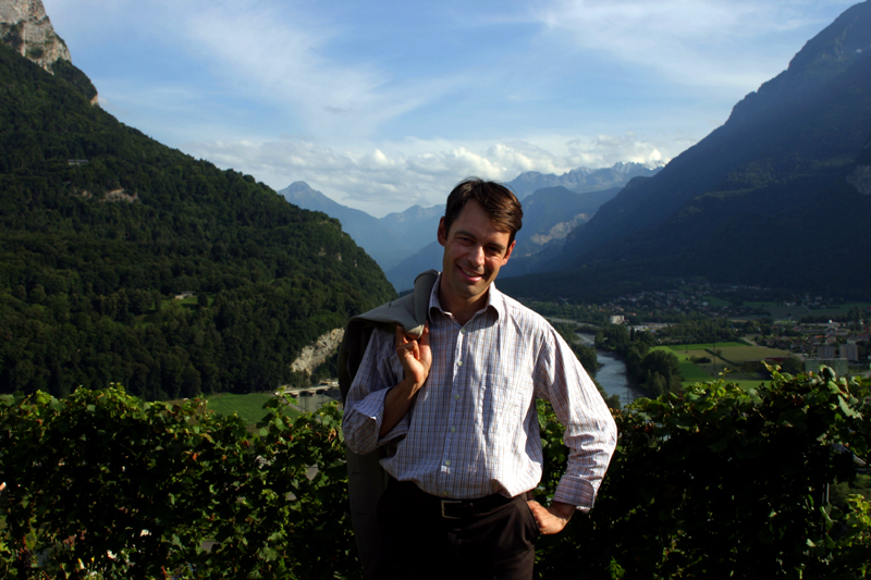 Pascal Crittin sul Rodano, nell'ambiente natale del Canton Vallese, vicino a Saint-Maurice d’Agaune, nota per il rinomato collège della sua abbazia.