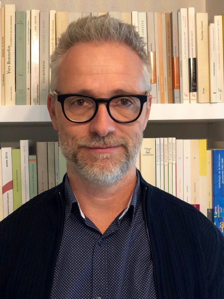 Arnaud Buchs devant sa bibliothèque en septembre 2020.