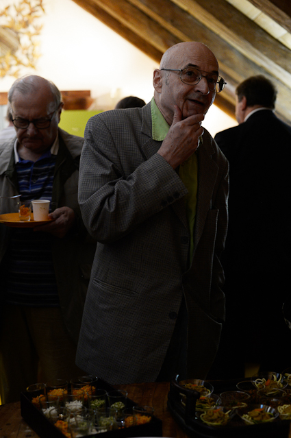 Der Schriftsteller François Beuchat mit Otto Wermelinger, emeritierter Professor der Universität Freiburg, im Hintergrund.